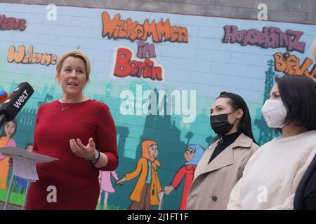 Berlino, Germania. 25th Mar 2022. Franziska Giffey (SPD, l), sindaco di Berlino, si trova accanto a Uliana Eremenko e Oksana Kokhan su Friedrich-Krause-Ufer dopo la sua visita all'Ufficio di Stato per l'immigrazione (LEA). Eremenko vive a Berlino da diversi anni. All'inizio della guerra tra Ucraina e Russia, ha fatto visita a Berlino sua madre Oksana Kokhan. Credit: Joerg Carstensen/dpa/Alamy Live News Foto Stock