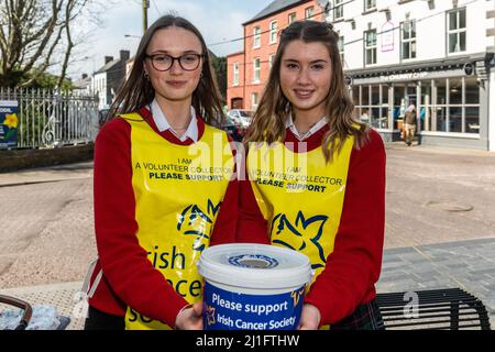 Clonakilty, West Cork, Irlanda. 25th Mar 2022. Oggi è il giorno di Daffodil e la gente era fuori raccogliendo i fondi per la società irlandese del cancro. Si raccolgono per la Società Irlandese del cancro a Clonakilty gli alunni della scuola secondaria del Sacro cuore Clodagh Holland e Aoife o'Mahony. Credit: AG News/Alamy Live News Foto Stock