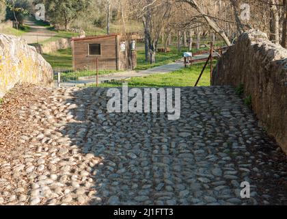 Ponte con lastrici in pietra ad Abadia Caceres in zona verde Foto Stock