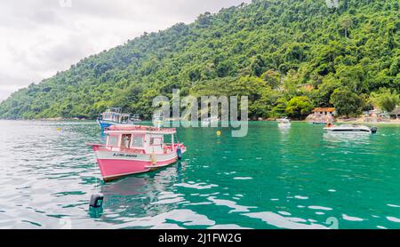 Una bella foto di barche turistiche in barca a vela sull'acqua a Paraty, Brasile Foto Stock