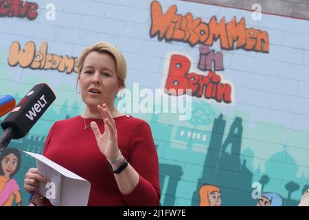 Berlino, Germania. 25th Mar 2022. Franziska Giffey (SPD), sindaco di Berlino, fa una dichiarazione stampa dopo la sua visita all'Ufficio di Stato per l'immigrazione (LEA) su Friedrich-Krause-Ufer. Sullo sfondo, un murale recita "Benvenuti a Berlino". Credit: Joerg Carstensen/dpa/Alamy Live News Foto Stock