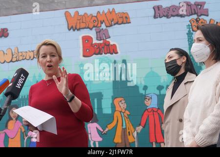 Berlino, Germania. 25th Mar 2022. Franziska Giffey (SPD, l), sindaco di Berlino, si trova accanto a Uliana Eremenko e Oksana Kokhan su Friedrich-Krause-Ufer dopo la sua visita all'Ufficio di Stato per l'immigrazione (LEA). Eremenko vive a Berlino da diversi anni. All'inizio della guerra tra Ucraina e Russia, ha fatto visita a Berlino sua madre Oksana Kokhan. Credit: Joerg Carstensen/dpa/Alamy Live News Foto Stock