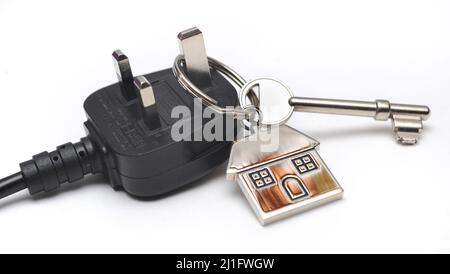 CASA CHIAVE E KEYRING SU DOMESTICA SPINA ELETTRICA RE AUMENTO DEI PREZZI DELL'ELETTRICITÀ COSTI DELL'ENERGIA CASA RISCALDAMENTO ENERGIA ECC UK Foto Stock