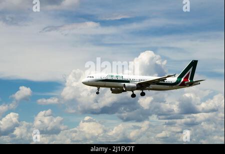 Barcellona, Spagna - 18 maggio 2019: Aereo Alitalia Airbus A320 che atterra all'aeroporto di Prat a Barcellona Foto Stock