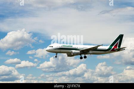 Barcellona, Spagna - 18 maggio 2019: Aereo Alitalia Airbus A320 che atterra all'aeroporto di Prat a Barcellona Foto Stock
