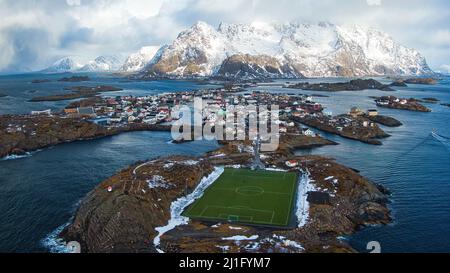 Un colpo aereo di un villaggio di pescatori chiamato Henningsvaer nella contea di Nordland, Norvegia Foto Stock