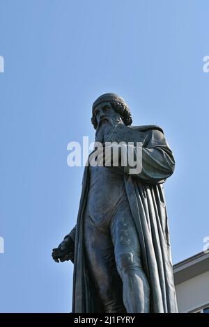 Statua di Johannes Gutenberg nella sua città natale Magonza, Germania contro il cielo blu Foto Stock