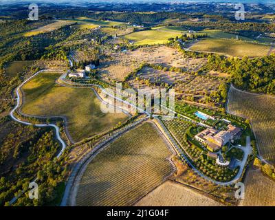 Veduta aerea dell'Hotel le Fontanelle a Castelnuovo Berardenga nel Chianti, Siena, Toscana, Italia. L'Hotel le Fontanelle, a 5 stelle, è arroccato Foto Stock