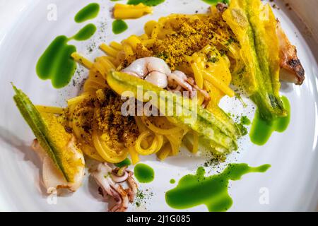 Spaghetti pasta Carbonara di mare Gourmet Getaway cucina italiana Michelin chef Luca Landi, Ristorante Lunasia Hotel al Luxury Hotel Plaza e de R. Foto Stock