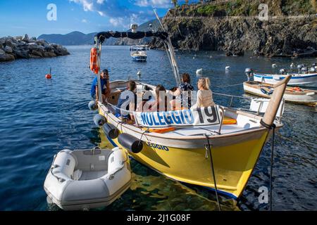 Barche di fronte Manarola, comune situato in provincia di la Spezia, Liguria, Italia nord-occidentale. Manarola è un piccolo paese, una frazione Foto Stock