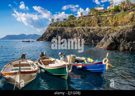 Barche di fronte Manarola, comune situato in provincia di la Spezia, Liguria, Italia nord-occidentale. Manarola è un piccolo paese, una frazione Foto Stock