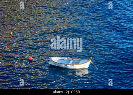 Barche di fronte Manarola, comune situato in provincia di la Spezia, Liguria, Italia nord-occidentale. Manarola è un piccolo paese, una frazione Foto Stock