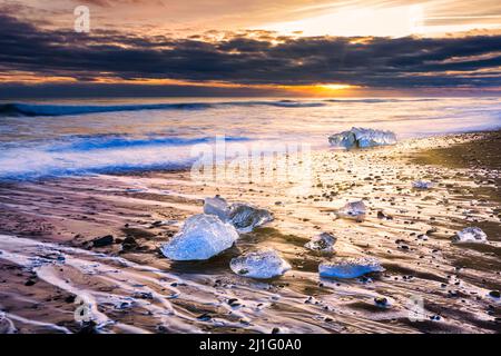 Tramonto alla spiaggia di Diamond, a Jokulsarlon, Islanda. Foto Stock