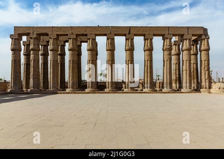 Colonnato nel Tribunale del Sole di Amenhotep III, Tempio di Luxor Foto Stock