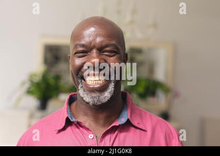 Ritratto di anziano afroamericano sorridente a casa Foto Stock