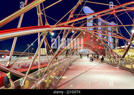 Singapore. Marina Bay Sands Hotel al tramonto. Ponte elicoidale Foto Stock