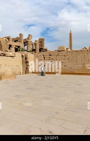 Tempio di Amun-Ra a Karnak, con vista sulla Grande Sala Ipotica e l'obelisco di Thutmosis I. Foto Stock