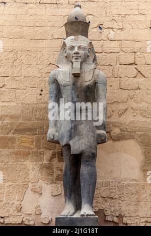 Statua di Rameses II al primo Tempio di Luxor Pylon Foto Stock