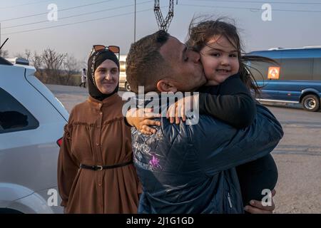 Yael bacia sua figlia mentre sua moglie li guarda, si riunì con la sua famiglia che era in Ucraina e decise di andarsene a causa dell'aumento dei combattimenti. Palanca è il confine più vicino alla città di Odessa, Ucraina. Questa piccola città è l'ultimo punto a sud della Moldavia prima di attraversare il territorio ucraino. Da quando è iniziato il conflitto armato, sono entrate circa 175.000 persone secondo le cifre del governo moldavo. Quando le persone entrano nel paese hanno la possibilità di rifugiarsi nei campi profughi creati dal governo e dalle organizzazioni internazionali per gli aiuti umanitari Foto Stock