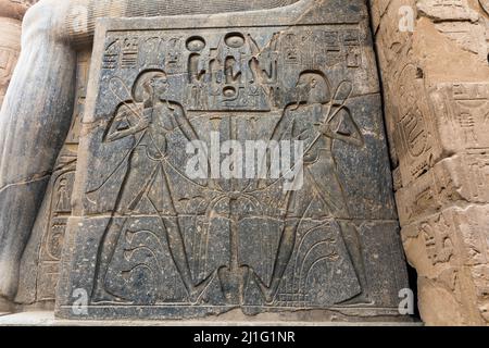 Scultura del Dio Egizio di Harvest, Hapi, cortile di Rameses II, Tempio di Luxor Foto Stock