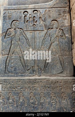 Scultura del Dio Egizio di Harvest, Hapi, cortile di Rameses II, Tempio di Luxor Foto Stock