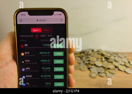 KONSKIE, POLONIA - 20 marzo 2022: zb.com sito di scambio criptovaluta su cellulare. Commercio in linea, concetto di tecnologia di blockchain Foto Stock
