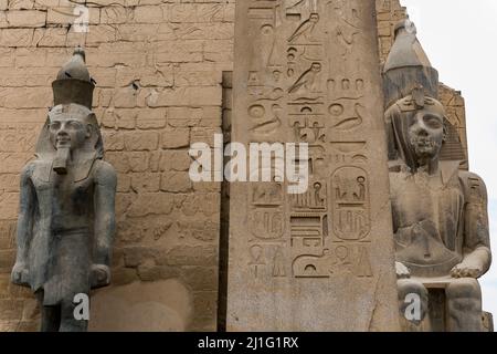 Statue di Ramses II e obelisco all'ingresso del primo pilone del tempio di Luxor Foto Stock