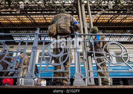 LVIV, UCRAINA - 12 marzo 2022: Catastrofe umanitaria durante la guerra in Ucraina. I soldati della polizia militare sono in servizio presso la stazione di L Foto Stock