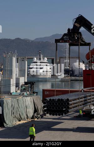 Massa Carrara, Italia. 25th Mar 2022. Massa Carrara, Italia Scheherazade il presunto yacht di Vladimir Putin presidente della Russia si è ormeggiato nel cantiere del Gruppo Italiano del Mare di Marina di massa dove i lavori di manutenzione ordinaria stanno procedendo da vari lavoratori nella foto: Lo yacht Scheherazade nel cantiere credito: Agenzia fotografica indipendente/Alamy Live News Foto Stock