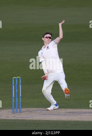 Hove, Regno Unito. 25th Mar 2022. Sussex's Bertie Foreman bowling durante la partita amichevole di 3 giorni tra Sussex e Surrey al 1st Central County Ground di Hove. 25th Marzo 2022 Credit: James Boardman/Alamy Live News Foto Stock