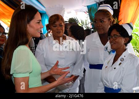 La duchessa di Cambridge incontra infermieri che sono stati in prima linea nella risposta alla pandemia del Covid-19 nelle Bahamas, al Giardino della memoria, a Nassau, Bahamas, il giorno sette del loro tour dei Caraibi per conto della Regina per celebrare il suo Giubileo del platino. Data foto: Venerdì 25 marzo 2022. Foto Stock