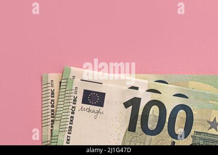 Confezione di banconote in euro su sfondo rosa. Valuta europea, affari, finanza Foto Stock