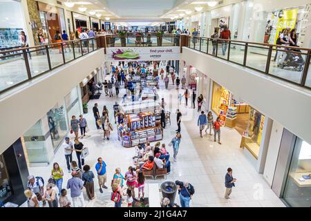Miami Florida,Aventura Mall,atrio shopping shoppers negozi,negozi business multi-livello interno negozi chioschi, Foto Stock