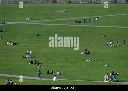 Londra, Regno Unito. 25 marzo 2022. Tempo britannico : le persone godono le condizioni calde di Greenwich Park come la temperatura è prevista per salire a quasi 20C in un bel pomeriggio di primavera. Il 27 marzo, il Regno Unito passerà all'ora legale britannica, con gli orologi in avanti di un'ora. Credit: Stephen Chung / Alamy Live News Foto Stock