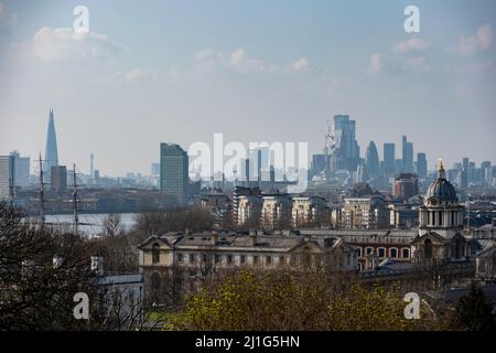 Londra, Regno Unito. 25 marzo 2022. Tempo britannico : lo Shard (L) e i grattacieli della City of London (R) visti durante le calde condizioni di Greenwich Park come si prevede che la temperatura salirà a quasi 20C in un bel pomeriggio di primavera. Il 27 marzo, il Regno Unito passerà all'ora legale britannica, con gli orologi in avanti di un'ora. Credit: Stephen Chung / Alamy Live News Foto Stock