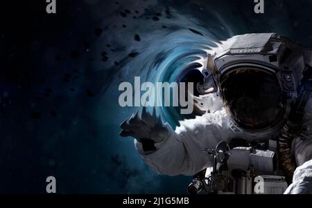 Buco nero e astronauta. Sfondo spazio astratto. Universo pieno di stelle, nebulose, galassie e pianeti. Elementi di questa immagine forniti da NAS Foto Stock