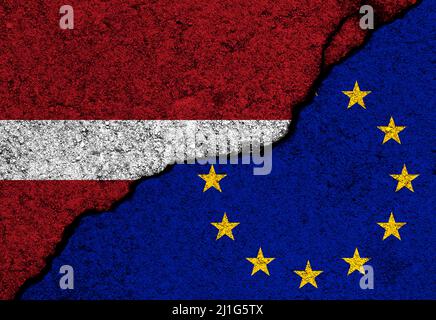 Bandiere della Lettonia e dell'Unione europea dipinte su pareti di cemento Foto Stock