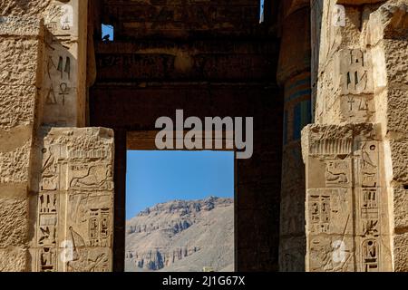 Ingresso alla sala ipocrita del Tempio mortuario di Ramesse III, Medinet Habu Foto Stock