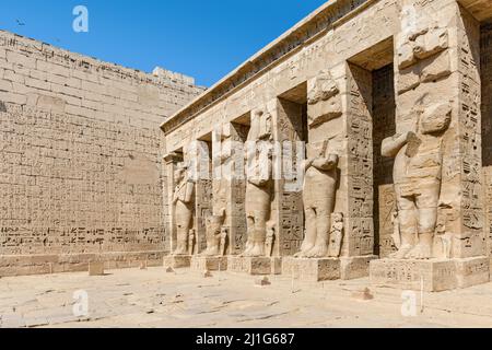 Statue di Ramesse III come Osiride nel primo cortile di Medinet Habu Foto Stock