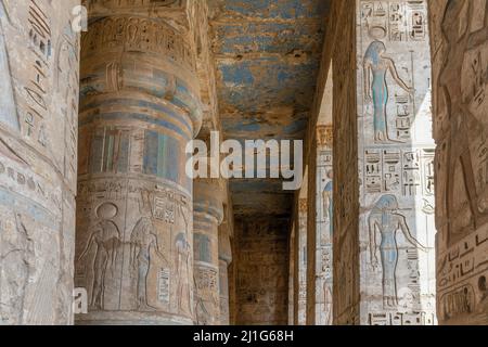 Colonne dipinte della sala ipocrita nel Tempio mortuario di Ramesse III, Medinet Habu Foto Stock