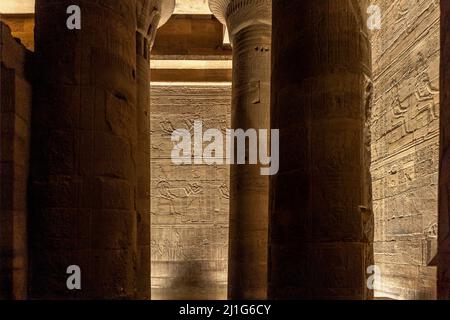 Il vestibolo del Tempio interno di Iside a Philae Foto Stock