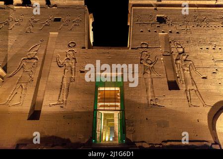 Il Tempio di Iside a Philae, secondo pilone, e l'ingresso al Tempio interno e Santuario, illuminato di notte Foto Stock