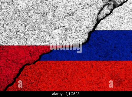 Bandiere di Polonia e Russia dipinte su pareti di cemento fessurate Foto Stock