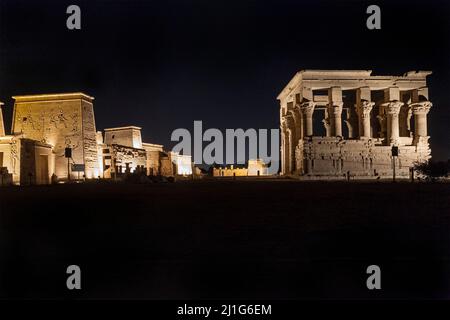 Il Tempio di Iside e il Kiosk di Traiano, a Philae, illuminato di notte Foto Stock