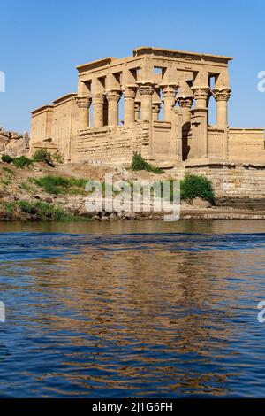 Il Kiosk di Traiano e il Tempio di Iside a Philae Foto Stock