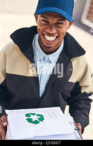 Vi offriamo i più veloci servizi di corriere in giro. Ritratto di un corriere che effettua una consegna. Foto Stock