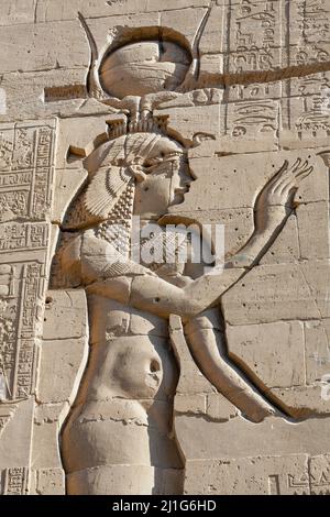 Scultura di Iside sulla torre orientale del secondo pilone nel Tempio di Iside a Filae Foto Stock