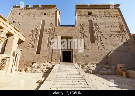 Secondo pilone e l'ingresso al cortile interno e santuario del tempio di Iside a Filae Foto Stock