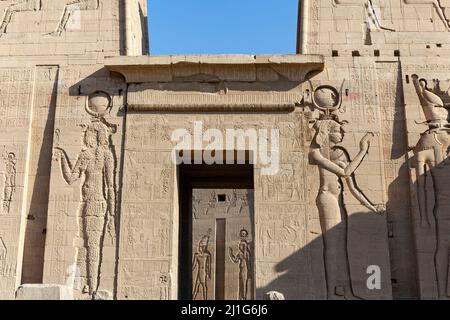 Ingresso del primo pilone del Tempio di Iside a Philae Foto Stock