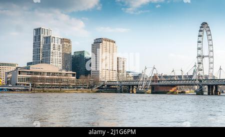 La South Bank, Londra. Una vista a sud sul Tamigi verso l'Hungerford Bridge, il Royal Festival Hall e i punti di riferimento del London Eye. Foto Stock